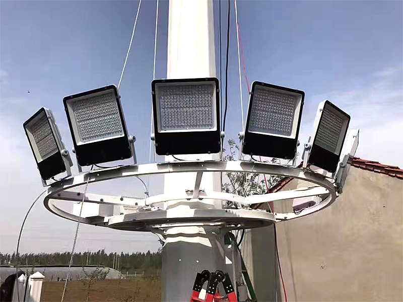 High-pole lamp case: from production to installation