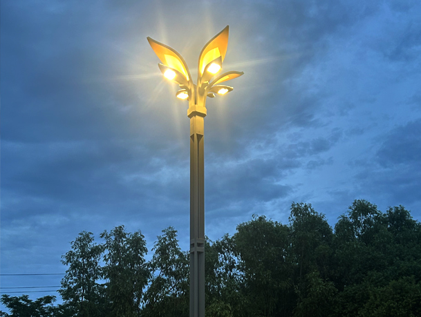 Huaxi Valley Scenic Area: 10-meter Four-Spark Lantern Lights up New Ecological Cultural Tourism Landmark