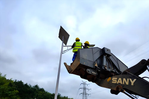150W solar LED street lights are lit in the Philippines
