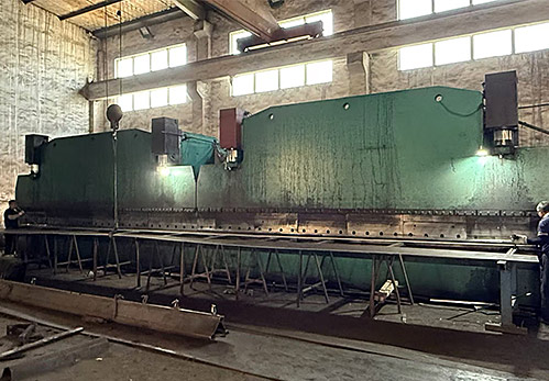 (1000T Plate Rolling Machine): Converts raw steel sheets into high-strength round or octagonal poles with precision geometry.