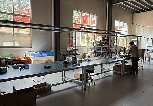 (Luminaire Assembly Workshop) : A controlled environment for integrating high-efficiency LED chips and drivers into finished IP66-rated housings.