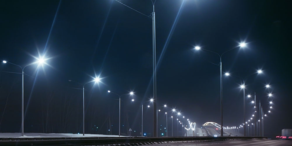 Solar street light vs LED street light highway lighting system cost and efficiency data