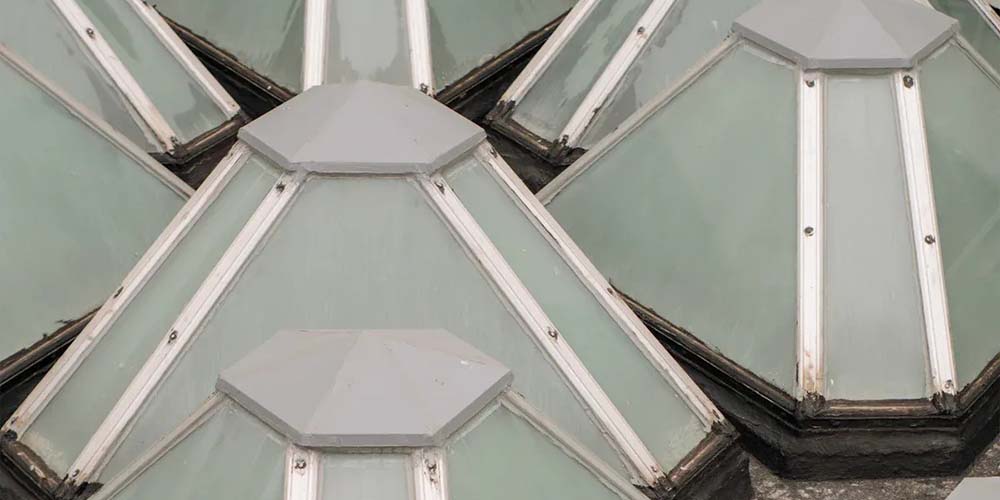 Octagonal light pole stress distribution
