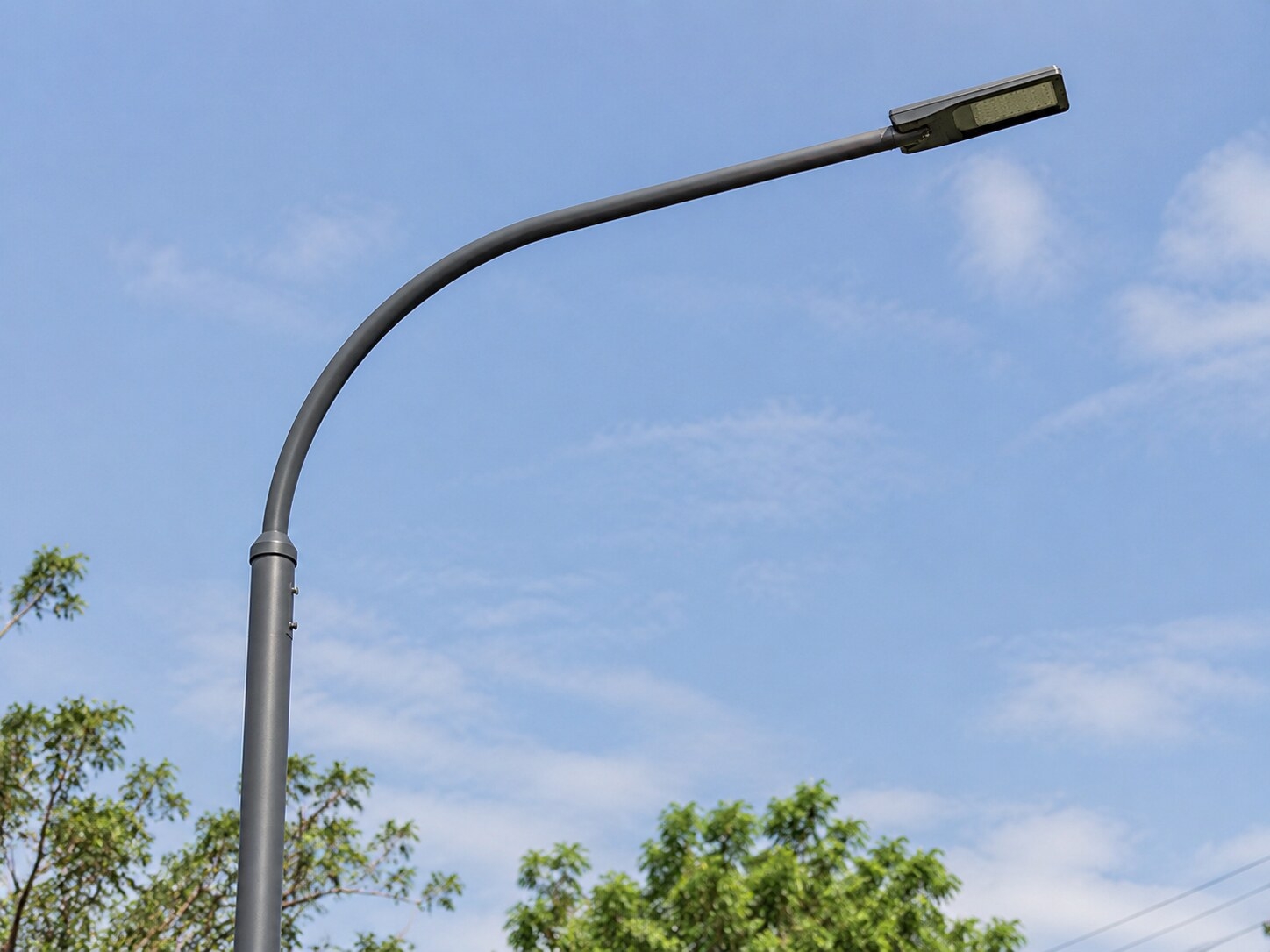 Curved arm and LED luminaire connection on a 6m galvanized street light pole